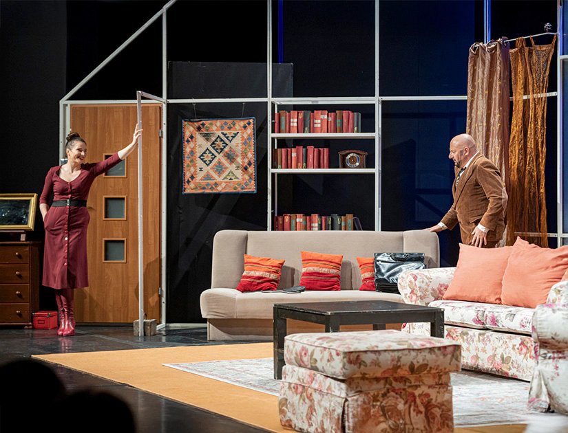 Anna Dereszowska oraz Piotr Gąsowski na scenie teatralnej.