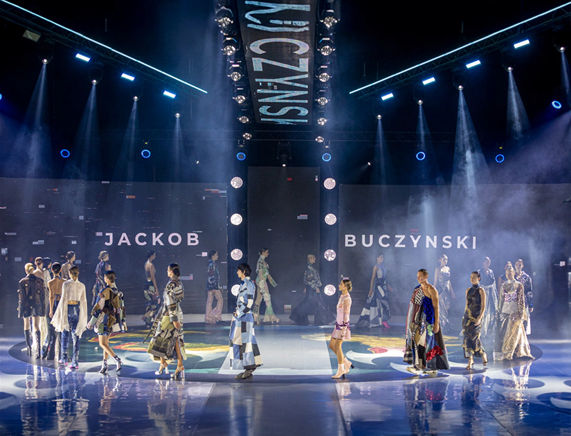 Awangardowa stylizacja włosów high fashion na pokazie mody, nowoczesna forma i precyzyjne upięcie wschodnią techniką.