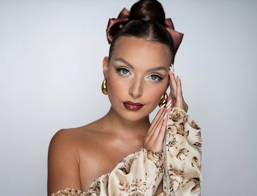 Artystyczna stylizacja włosów Art Stage podczas pokazu makijażu, gładkie upięcie stanowiące ramę dla makijażu beauty.
